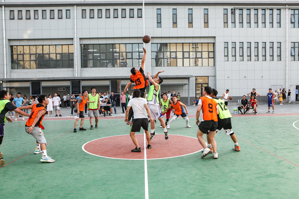 Huayi Microelectronics VS Huatian Technology Basketball Invitational Tournament